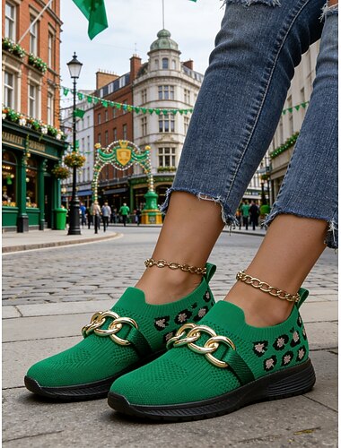  Groene gebreide sneakers voor dames met luipaardprint voor St. Patrick's Day – modieus kettingdetail, comfortabel en trendy, perfect voor parades en informele festiviteiten.