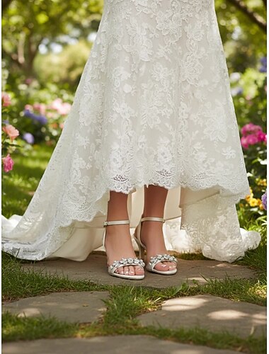  Romantische witte bruidshakken voor tuin- en buitenbruiloften, open teenschoenen met kristallen bloemmotief en enkelbandje.