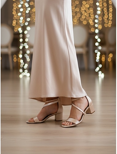  damesandaler med lav blokkhæl og ankelstropp i champagnefarget – elegante brudepikesko til moderne, byaktige bryllup