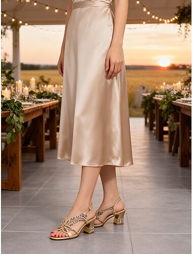  Sandales à talons bas en strass dorés pour femmes - élégantes chaussures à bride arrière ajourées à motif floral avec talons blocs confortables, style parfait pour la mère de la mariée dans une grange
