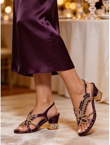  Smaragdgrüne, verzierte Sandaletten mit Absatz für Damen, elegante offene Schuhe für die Mutter, die an einer modischen Hochzeit in der Stadt teilnimmt