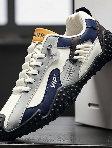  Baskets de sport blanches et bleues pour homme, empiècements en mesh respirant, semelle adhérente et amortissante, style athlétique décontracté idéal pour la marche et les voyages.