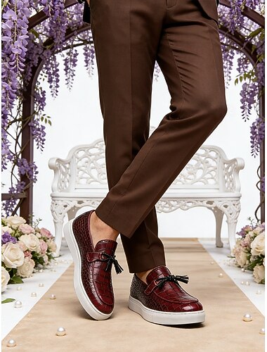  Pánské vínové nazouvací tenisky – ležérní, ale stylová svatební obuv pro svatební hosty