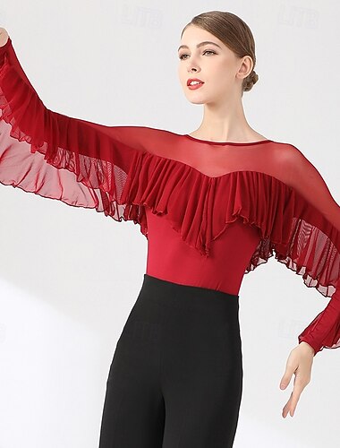  Top feminino de dança de salão em tule transparente com babados e mangas morcego, ideal para prática de valsa latina e dança moderna. Cor vermelha.