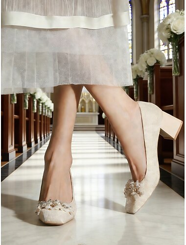  Champagnekleurige pumps met blokhak en bloemenprint, versierd met strass-steentjes, elegante schoenen voor de moeder van de bruid bij een kerkelijke bruiloft.