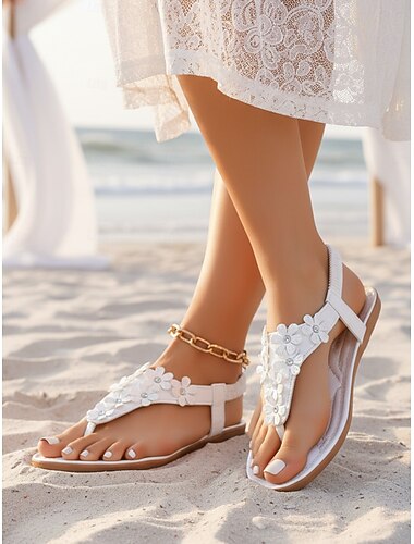  Sandales blanches fleuries pour femmes, idéales pour les mariages de plage - tongs plates avec détails floraux, chaussures confortables pour demoiselles d'honneur lors de mariages d'été en extérieur.