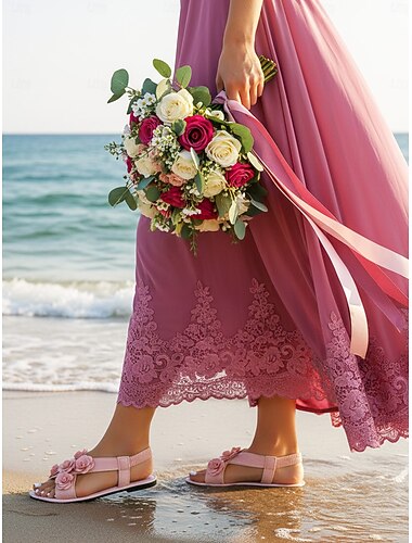  Platte sandalen met bloemenprint voor dames in zachtroze, met een comfortabel enkelbandje, perfect als bruidsmeisjesschoen voor een strandbruiloft.