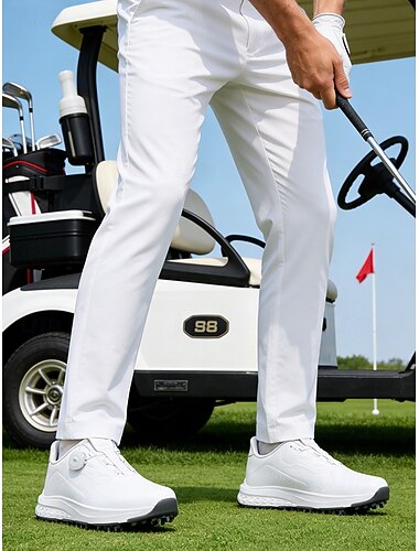  柔軟なソールを備えたメンズホワイトゴルフスニーカー。スポーティで快適。ゴルフやアクティブな外出に最適。