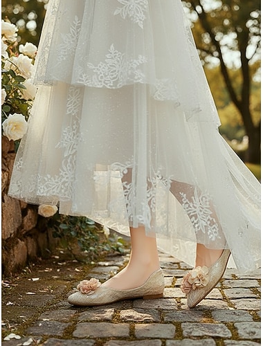  Damesko med champagnefargede blomsterprint og teksturert finish, elegante brudesko til bruden i utendørs hagebryllup