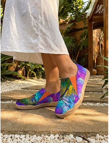  Dames instappers met libellenprint, zacht en lichtgewicht bovenwerk, gedempte binnenzool, comfortabele wandelschoenen voor buitenactiviteiten in een resort.