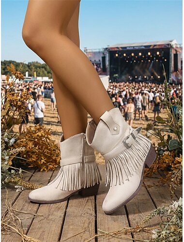  Bruine suède enkellaarsjes voor dames met franjes en westerngesp – bohemian festivalstijl, comfortabele cowboylaarsjes voor openluchtconcerten en raves in de woestijn.