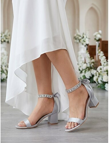  Damesandaler med sølvfarget blokkhæl, brudesko med krystall og åpen tå til ankelreim for kirkebryllup