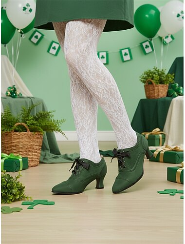  Donkergroene suède oxford pumps voor dames met lintveters – vintage brogue wingtip pumps voor St. Patrick's Day parades en feestelijke Ierse feestjes. &dames in retrostijl