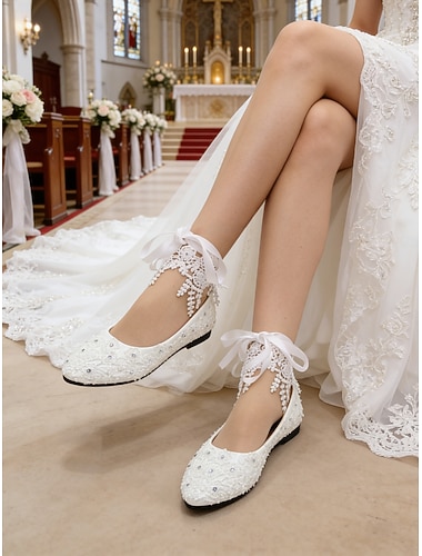  hvite flate damesko med blonder og bånd, elegante brudesko med perler til kirkebryllup