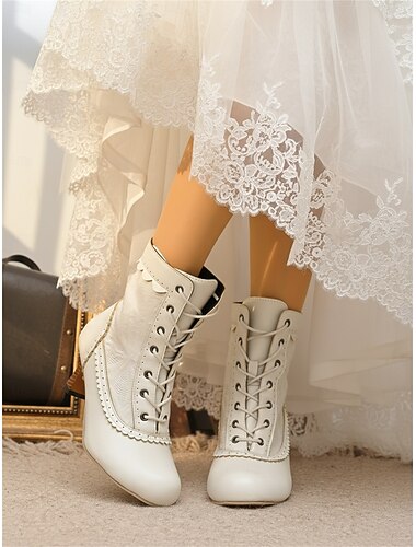  女性用ヴィンテージ風レースアップブライダルブーツ - 都会の結婚式にぴったりのエレガントなホワイトレースとフェイクレザーのウェディングシューズ