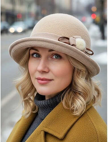  Dameshoed van wolvilt met pluche pomponversiering, verkrijgbaar in verschillende kleuren, perfect voor de winter en casual gelegenheden.