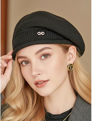  قبعة بيريه نسائية محبوكة من البوليستر الناعم، بخيوط خفيفة الوزن تشبه الصوف، متعددة الألوان، بتصميم فرنسي كلاسيكي مناسب للارتداء اليومي غير الرسمي، والنزهات في المدينة، والسفر، وأزياء الخريف والشتاء.