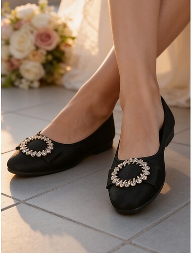  Dames ballerina's in zwart met strassgesp, elegante schoenen met lage hak voor de moeder van de bruid bij rustieke bruiloften in een schuur.