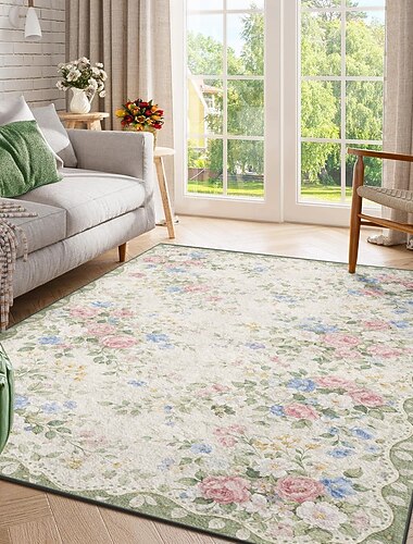  Hellgrüner Teppich mit zartem Rosen- und Hortensienmuster auf hellem Hintergrund – eine elegante, dekorative Fußmatte für Wohnzimmer, Schlafzimmer und andere Wohnräume.