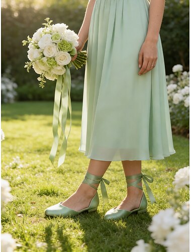  Dames ballerina's van veelkleurig satijn met enkelbandjes, elegante spitse bruidsmeisjesschoenen voor bruiloften in de buitenlucht op het gazon.