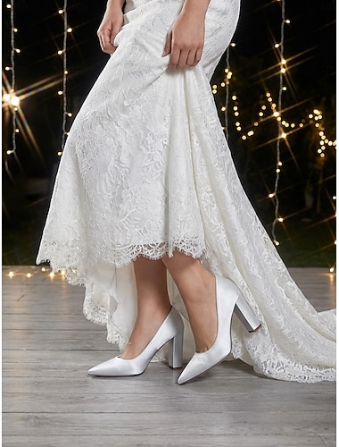  Escarpins à talons carrés en satin ivoire pour femme, chaussures de mariée élégantes et minimalistes pour un mariage citadin moderne