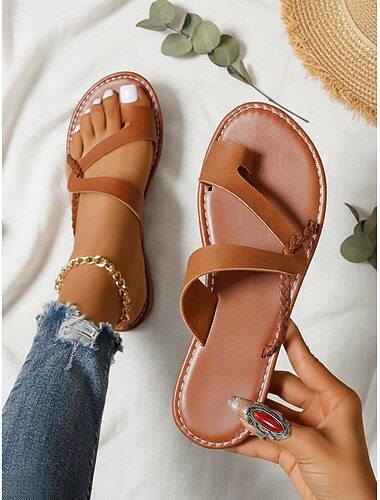  Dames platte sandalen van lichtbruin imitatieleer – minimalistische casual zomerstijl met gekruiste bandjes, lichtgewicht en comfortabele slippers voor vakantie, strandwandelingen, stedentrips en dagelijks gebruik.