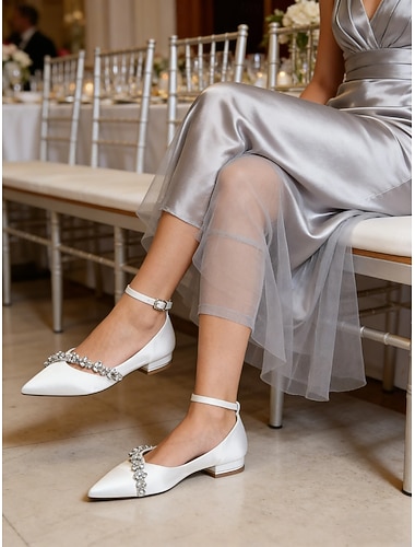  Chaussures élégantes pour femmes, à petit talon pointu, ornées d'une bride en cristal, idéales pour les mariages formels – des escarpins confortables pour les occasions spéciales.