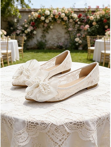  Damesko i elfenbensfarget blonder med perlesløyfe, romantiske brudesko til bruden ved utendørs hagebryllup