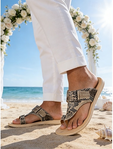  Herresandaler med uformelt trykk – stilig slangemønster, perfekt for strandbryllup og ferieantrekk