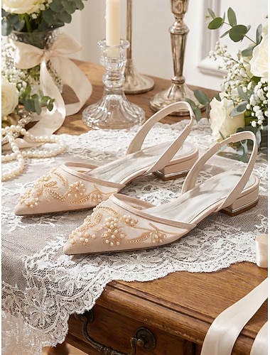  Damesschoenen met slingback, marineblauw mesh en parelversiering, spitse neus en platte zool, perfect voor bruidsmeisjes bij een tuinbruiloft.