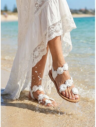  女性用アイボリーフローラルフラットサンダル、ビーチウェディングの花嫁のためのロマンチックなボヘミアンブライダルシューズ
