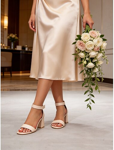  Ivoorwitte sandalen met blokhak voor dames, elegante bruidsmeisjesschoenen met enkelbandje voor bruiloften in luxe hotels.