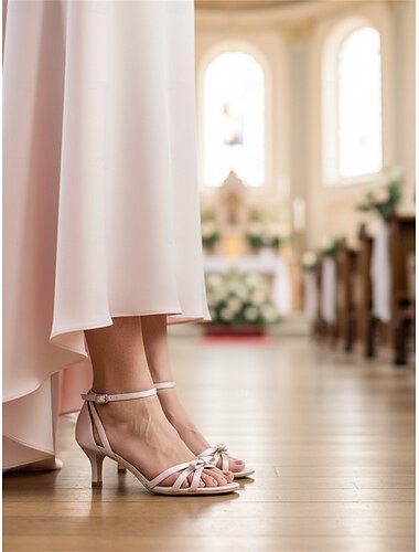  Damesko fra 1950-tallet i vintage-stil med grønne satengstropper og kitten heel-detaljer – elegante kveldssko til bryllupsgjester, cocktailselskaper og formelle arrangementer