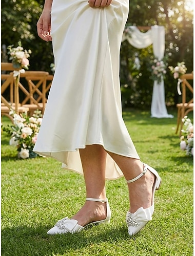  Elegantní bílé saténové svatební boty na nízkém podpatku s křišťálovou mašlí pro družičky – pohodlná a stylová svatební obuv