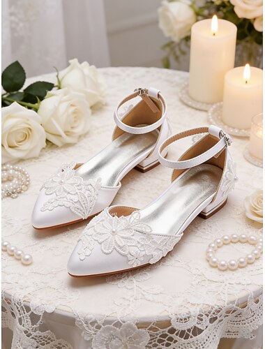  Hvite damesko med blonder og ankelremmer, elegante brudesko til kirkebryllup