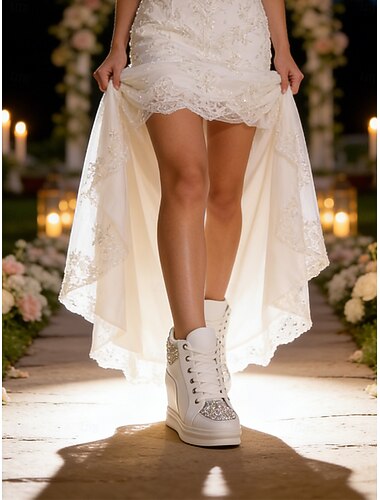  Ivoorwitte platform bruidssneakers voor dames, glinsterende sleehak trouwschoenen voor een buitenbruiloft in de tuin.