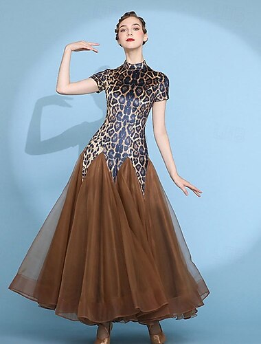  Vestido de dança de salão feminino com estampa de leopardo, manga curta e gola alta, para valsa, dança moderna, tango e competições, na cor marrom.