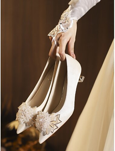  ビーズのリボンが付いた女性用アイボリーサテンローヒールパンプス、都会の結婚式に最適なエレガントでモダンなブライダルシューズ