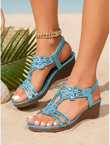  Himmelsblå boho kilklackade sandaler med kristallblommor – eleganta sandaler med t-rem och strass för strandsemestrar, exotiska resorter &snygga resenärer