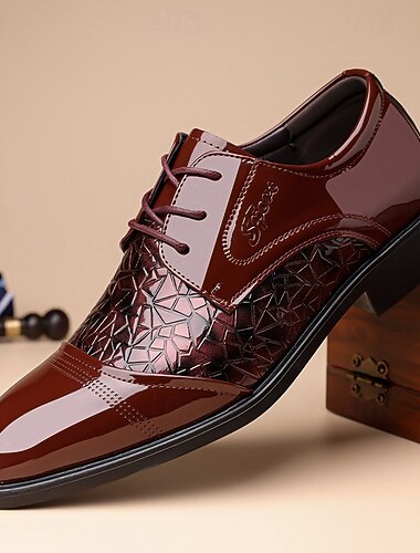  Richelieus bordeaux pour homme en similicuir verni – un modèle haut de gamme pour les événements formels et les soirées.