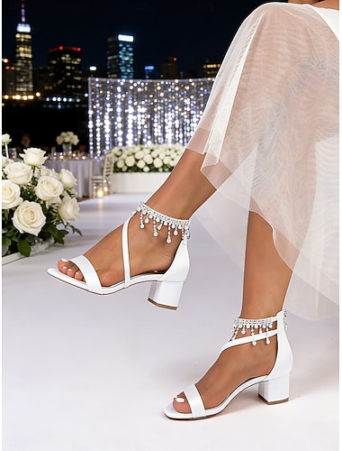  Damesandaler med elfenbensfarget ankelrem og blokkhæl og krystallkvaster, elegante brudesko til brud i byen