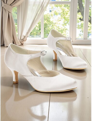  Damesko i satin i elfenbensfarvet Mary Jane-stil – elegante killenhæle til brudemødre, perfekte til bryllupper i byen