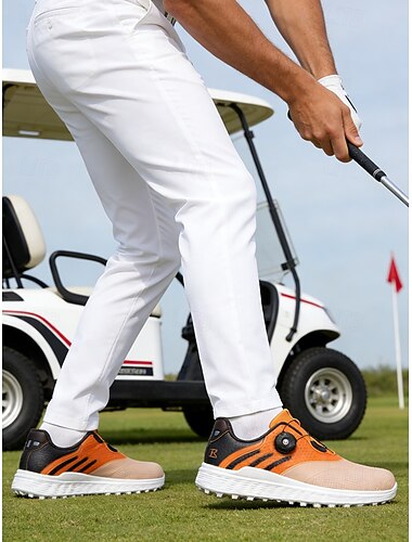  Oranje en witte golfschoenen voor heren met verbeterde grip, trendy en comfortabel schoeisel, perfect voor golfbanen en buitensporten.