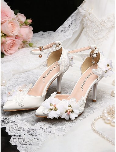  Scarpe da sposa eleganti e romantiche con cinturino alla caviglia e applicazioni floreali color avorio da donna, per matrimoni in città moderne