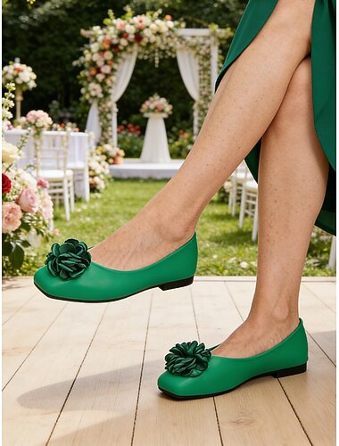  Damesschoenen met mosterdgele bloemenprint, elegante en comfortabele platte schoenen voor de moeder van de bruid bij een bruiloft in de tuin.