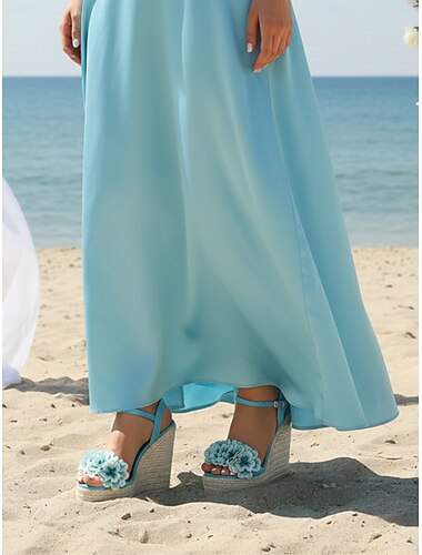  Dames lyseblå blomstrete kilehælsandaler, ankelreim med åpen tå, til brudepiker i strandbryllup