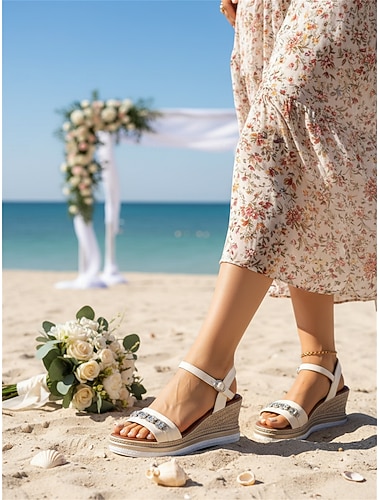  Hvite kilehælsandaler med krystalldetaljer til dame – komfortable og stilige sko til strandbryllup, perfekte for bruder og gjester