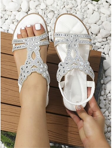  Zilveren, platte sandalen voor dames met kristallen details, elegante bruidsschoenen voor een strandbruiloft.