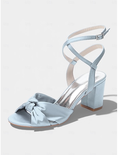  Damessandalen met blokhak van fuchsia satijn en enkelbandje met strikdetail, perfect als bruidsmeisjesschoen voor een tuinbruiloft.