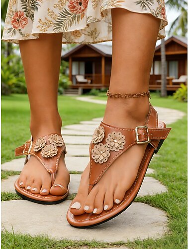  Női barna műbőr tanga szandál 3D virágmintás applikációval – bohém üdülőstílusú, kényelmes T-pántos lapos talpú szandál tengerparti nyaraláshoz és trópusi kerti sétákhoz